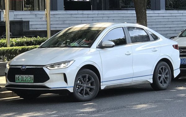 Китайски производител на електромобили (абревиатурата идва от Build Your Dream - построй мечтата си). Компанията нашумя преди години, като привлече солидна инвестиция от "оракула от Омаха" Уорън Бъфет. Днес разполага с над дузина електрически модели. 

Текуща цена на акциите: 49.9 долара
Най-висока цена на акциите: 72.9 долара
Разлика между сегашната и най-високата: -31.5% 
Общо акции: 1.81 милиарда
Пазарна капитализация: 90.49 милиарда долара
Нетен дълг: -
Приходи за последните 12 месеца: 21.47 милиарда долара
Оперативна печалба: 2.99 милиарда долара
