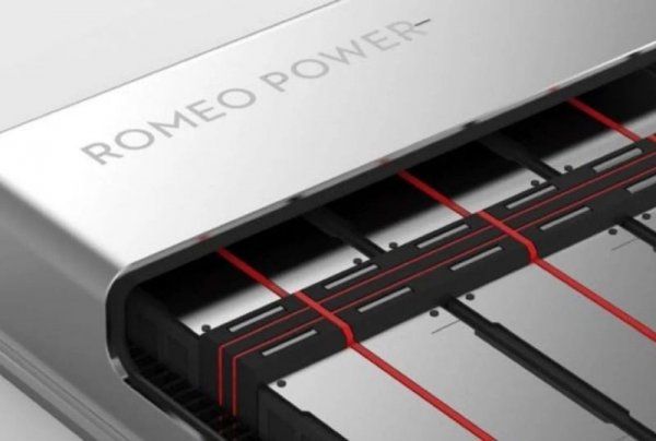 Драстични са спадовете и при другите компании, свързани с електрическата мобилност. Създателите на зарядна инфраструктура отчитат между 35% (Alfen) и 60% (Beam Global) поевтиняване на акциите спрямо най-високата им позиция за последните 12 месеца. 
При производителите на батерии свиването е между 28% (FREYR) и 75% (Romeo Power). 
И в двата сектора компаниите почти без изключения са на загуба за последните 12 месеца. 
