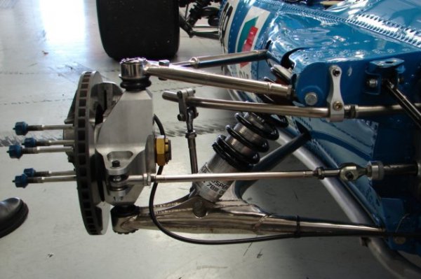 Горното рамо обикновено е по-късо от долното и осигурява оптимална ориентация на контактната повърхност на гумата към пътя, подобрявайки много страничното сцепление - и съответно поведението в завой. Освен това двураменното окачване изисква по-малко височина от макферсона, което го прави подходящи за спортни автомобили като Chevrolet Corvette.
Главният недостатък е, че е относително по-тежко. Освен това не се държи добре при сблъсък с препятствия, поради което никак не е подходящо за офроуд машини. 
