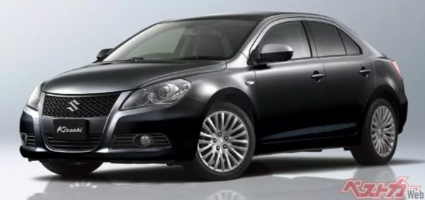 Този модел се произвежда от 2009 до 2015 г., като днес средната му цена е около милион йени (около 7300 евро). За времето си Kizashi е флагманнът на марката, като предлага подходящо оборудване, приятен дизайн, удобен кожен салон с еластична пластмаса, много издръжлива каросерия и 2,4-литров двигател със 188 к.с. Версията със задвижване на всички колела използва електронно контролираната система i-AWD. 