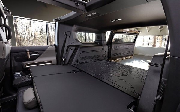 Още един американски модел, но вече в електрически вариант, който запазва внушителните размери на оригиналния Hummer. И ако основната конфигурация не е достатъчна на някого, сгънатият заден ред осигурява 2320 литра.