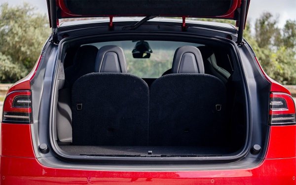 Благодарение на оформлението, типично за пътническите електрически превозни средства, освободеното пространство е разделено между купето и багажното отделение. Почти 900 литра са впечатляващ резултат сам по себе си. Но ако нещо не пасва, седалките се прибират и обемът скача до 2594 литра.