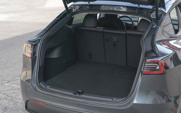 Компактният модел на пионера на електрическите автомобили е почти толкова добър, колкото и по-големият му брат. Дори на основния обем би завидяло всяко комби, а при товаро-пътническата версия без задни седалки обемът нараства до 2158 литра. Това също е сред причините, Model Y да бъде най-продаваният автомобил в света за 2023