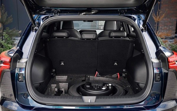 Един от първите китайски модели, появил се чужди пазари, продължава да се радва на стабилно търсене и смени поколенията миналата година. Новият има по-малък багажник, но първата генерация на F7 постави рекорди в своя клас. При сгънат заден ред обемът достига 1443 литра.