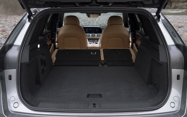 Този параметър е достатъчно впечатляващ, но но декларираните 2021 литра при свалени задни седалки може да предизвикат въпроси. Разбира се, посочената цифра привлича клиенти, но китайската методология на измерване може да предизвика съмнения. В крайна сметка стойността е 1,5 пъти по-висока от средната сред конкурентите. 