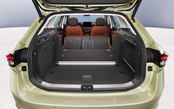 Флагманът на чехике е исторически непобедим по отношение на обема на пространството в този клас - както в интериора, така и в багажника. Огромният базов капацитет на комбито е още по-впечатляващ в товарна конфигурация, тоест със свалени задни седалки - 1920 литра.