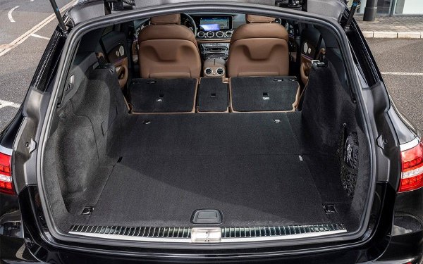 &bdquo;Хамбарът&ldquo; на Mercedes, както го наричат мнозина, слезе от конвейера преди няколко години, но преди това остави много от конкурентите зад себе си и по отношение на обема на багажното отделение. 670 л са повече от достатъчни за всяка домакинска задача. А 1820 литра във версията без седалки определено е мечта за много хора.