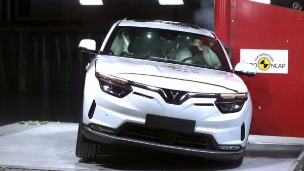 Това вече със сигурност е тенденция: китайското автомобилно нашествие в Европа започва, и неслучайно осем от изпитваните през 2023 модела бяха именно от Китай (плюс един от Виетнам). Само допреди десетилетие краш тестовете на китайски коли предизвикваха смесица от смях и ужас. Но сега и осемте тествани модела се справиха отлично и получиха максималните пет звезди - явно в Китай са си написали домашното.

НА СНИМКАТА: тестът на виетнамския Vinfast