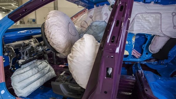 Макар изискванията на EuroNCAP да стават все по-строги и сложни с всяка следваща година, вече няма модели, които да получават ниски оценки. През 2023 всички тествани коли получиха поне четири звезди, а над 80% от тях получиха максималните пет звезди. 
Разбира се, немалко критици отбелязват, че все по-високите стандарти на тестовете изискват повече допълнително оборудване, и правят новите коли по-скъпи. Съответно все повече хора не могат да си ги позволят и карат стари автомобили, така че крайният резултат от усилието може да се окаже по-ниска, вместо по-висока безопасност на пътя. 
