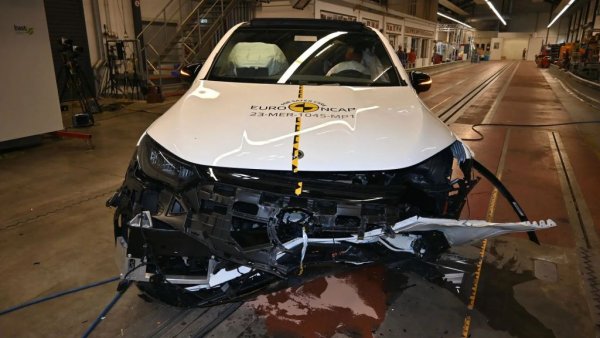 Лидер по защита на пътуващи в автомобила деца е новият Mercedes EQE SUV - 90%, пред виетнамския VinFast VF8 - 89%, и VW ID.7 - 88%. Като цяло всички тествани модели се представят добре по този показател и разликите не са големи. Най-ниски резултати са показали китайският XPENG P7 - 81%, и Hyundai Kona - 83%. 

НА СНИМКАТА: краш тест на Mercedes EQE SUV