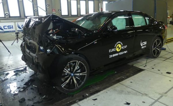 Най-малко опасната кола за пешеходците при сблъсък е новото BMW Серия 5, което постига 86% в тази графа. Близо зад него са китайският BYD Dolphin - 85%, Lexus RZ и Smart #3 - 84%. Значително по-нисък е резултатът на Hyundai Kona - 64%, на Kia EV9 - 76%, и на VinFast VF8 - 77%. 

НА СНИМКАТА: краш тест на новото BMW 5 Series