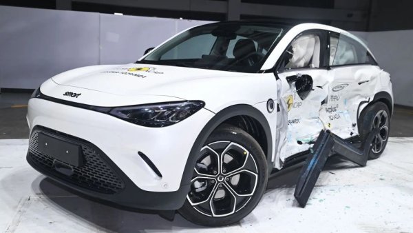 EuroNCAP е непрекъснато критикуван, че прекалено затяга изискванията в тази област и допълнително допринася за поскъпването на автомобилите. През 2023 най-добре в тази област са се представили Smart #3 и Mercedes EQE SUV - по 85%, и Kia EV9 - 83%. 
С най-нисък резултат са Hyundai Kona - 60%, Honda ZR-V - 68%, и BYD Tang - 73%.

НА СНИМКАТА: краш тест на Smart #3