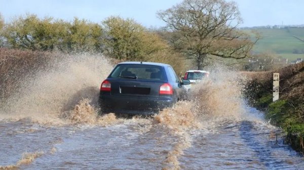 Наводненията напоследък изглеждат обичайна част от живота в Европа, затова и Euro NCAP вече въвежда подобно изпитание за каране в дълбока вода - и то изненадващо дълго време. Производителите трябва да докажат, че прозорците на колите им ще продължат да функционират нормално дори след 10 минути в дълбока вода. 59% от тестваните коли са се справили с новото изискване. 
