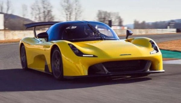 Легендарната компания на Джампаоло Далара от дълги години създава състезателни болиди за IndyCar, Formula 2 и 3, 24-те часа на Льо Ман и Formula E. Сега огромният й опит е вложен в създаването на "цивилната" версия Stradale, с 2.3-литров турбомотор и 400 коня мощност. На пръв поглед не звучи впечатляващо в компанията на Ferrari и Lamborghini - но теглото на тази машина е едва 855 кг, така че на пистата тя ще направи прославените си конкуренти за смях. Тазгодишната една регистрация довежда броя на Dallara Stradale в България до общо четири. 
