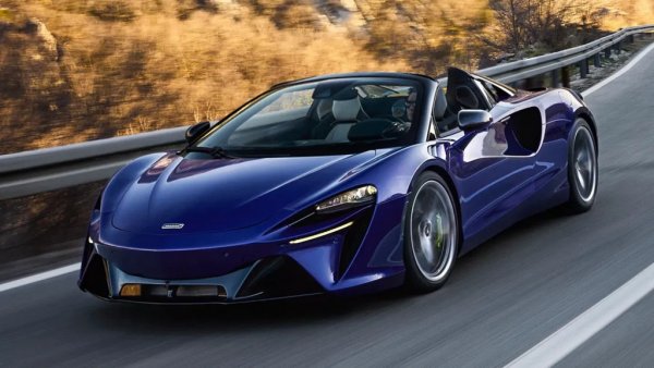 Плъг-ин хибрид, при който комбинацията от трилитров V6 и електромотор дава общо 690 коня. Предостатъчно на фона на свръхолекотеното шаси от въглероден композит. 
