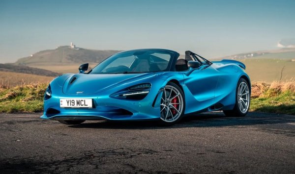 Откритата версия на 750S размима 750 конски сили и 800 Нм въртящ момент от своя 4-литров V8. И е с цели 30 кг по-лека от предишното поколение. 
