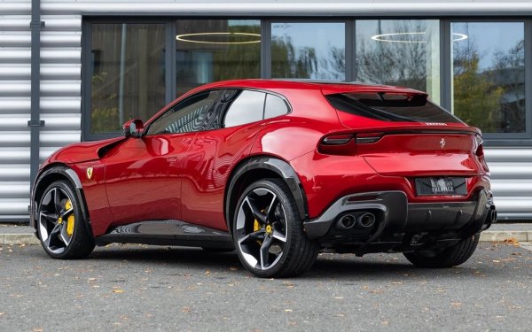 От началото на годината в България са регистрирани три Purosangue като нови и три - като употребявани. Първият SUV от Маранело се задвижва от 6.5-литров V12 с атмосферно пълнене и 715 коня мощност. 
