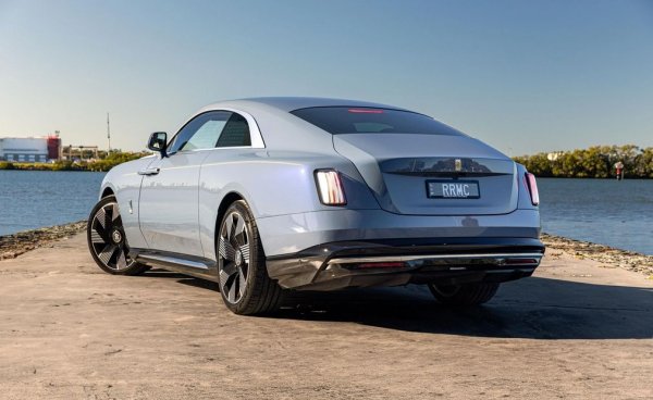 Мнозина бяха скептици за първия електрически Rolls, но вместо това Spectre се оказа забележителен пазарен успех и дори се превърна в най-продавания модел на марката за миналата година. Стартовата цена тук е около 743,000 лева. Впрочем в България от началото на годината са регистрирани общо 16 ролс-ройса - нови и втора ръка - което е най-силното постижение в историята. 
