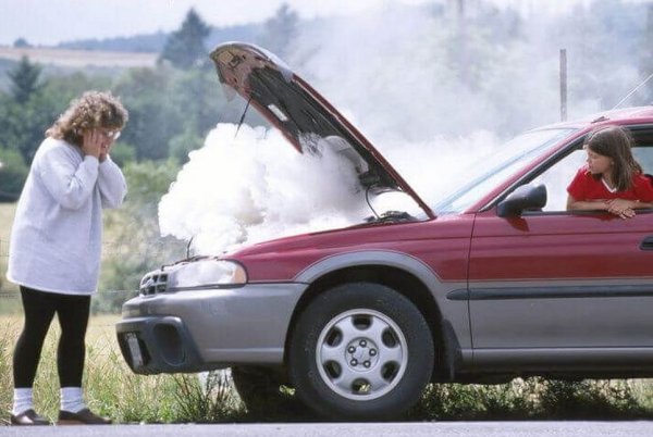 Охладителната система на нов или почти нов автомобил може да се справи дори при високи температури на околната среда, но само ако натоварването е малко.
Например, бързото шофиране по магистралата не е толкова опасно, колкото тегленето на тежко ремарке или на друг автомобил с много по-ниска скорост. В първия случай, обдухването на радиатора и на самия двигател, включително картера, е много по-добро. А най-лошият вариант е да заседнете някъде в пясъка и безпомощно да буксувате дълго време. Това почти сигурно води до прегряване на двигателя и трансмисията.
