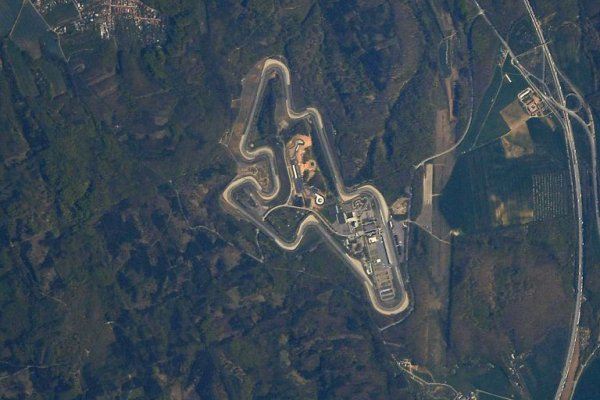 „Ходих там на състезание от MotoGP през август, малко преди да излетя. Семейството на съпругата ми е от Бърно, така че често ходим до Чехия. Страхотна писта, с много изкачвания и спускания.”