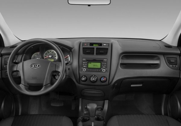 Някои собственици се оплакват и от качеството на интериора - надраскващи се бързо пластмаси, износващи се волан и седалки. Срещат се и проблеми с провиснали панти на вратите. 
При двигателите забележки заслужават дизеловите и турбобензиновите агрегати. Двулитровият атмосферен бензин G4KD е сред по-надеждните, макар че и при него са докладвани откази на дефазера. 
