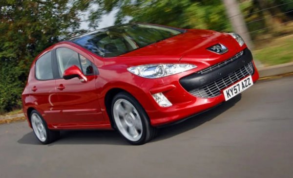 С последната смяна на поколенията на 308 Peugeot промени драстично не само дизайна, но и качеството. Автомобилите отпреди това обаче имат дълъг списък с "болести": от ниското качество на лаковото покритие до зле напаснатите детайли в интериора. Почти всички двигатели в гамата са алчни за масло. Иначе солидният атмосферен 1.6 бензин твърде бързо амортизира ангренажния ремък, и нерядко получава повреди в блока за управление и в системата за променливо газоразпределение. Турбомоторите не са кой знае колко по-надеждни - 1.6 THP е много иновативен и интересен, но и пословично чуплив. 
