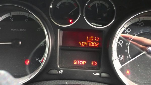 Слабост на всички 308 са водната помпа и термостатът. Спирачните накладки и предните амортисьори се износват бързо. Като цяло е трудно да изберете "безопасна" версия на вторичния пазар, но все пак шансовете изглеждат малко по-добри с атмосферния 1.6 и ръчни скорости. 
При колите след фейслифта от 2011 част от тези проблеми са отстранени. 
