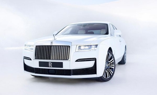 След едногодишно прекъсване Rolls-Royce върна Ghost на пазара, вече в ново поколение. Това си остава най-достъпният модел на марката, макар че в този случай думата "достъпен" има по-специфично значение: "базовият" Ghost започва от 280 000 евро. 
