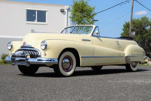 През 1947 година Хемингуей си купува чисто нов Buick Roadmaster Convertible и веднага се впуска с него в мащабно пътешествие из Съединените щати. Писателят обожава големите кабриолети, а този модел пасва идеално на начина му на живот със своето меко окачване, мощен редови 8-цилиндров двигател и огромен пробег с един резервоар. По спомени на съпругата му, Ърнест изпитва особена слабост именно към тази марка и цени най-вече откритите покриви, които му позволяват да усеща пътя и света наоколо.
