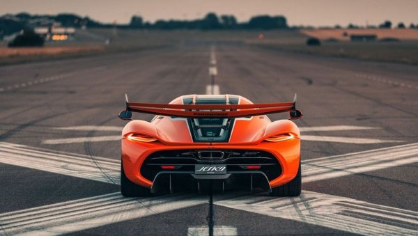 Шведският производител на хиперавтомобили вече има официално представителство у нас (което покрива още над дузина пазари в региона). През 2025 е регистрирана една бройка от Jesko - болид с 5-литров V8 и до 1600 конски сили мощност, в комбинация с 9-степенна LST трансмисия. Цялото производство на модела е ограничено до 125 бройки. 
