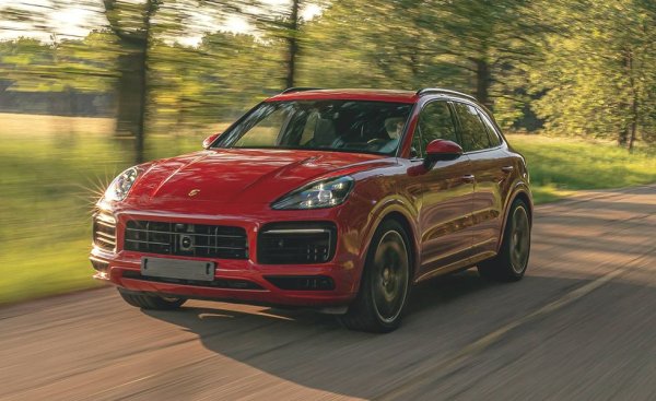 
Още от първата си поява през 2003 Cayenne предлага атлетизма на спортен автомобил, опакован в практична опаковка. Тази година флагманът добавя осъвременена мултимедийна система, която вече стандартно е с безжични Apple CarPlay и Android Auto. Според C&D най-добрият избор като цена/качество е базовият модел с 355 коня. 

Базова цена в САЩ: $70,350
Основен двигател: 3.0-литров V-6, 355 коня
Товарен обем: 764 литра 
