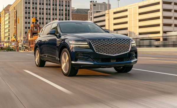 "Още една стъпка в правилната посока за младия премиум бранд с плитки корени", пишат журналистите от C&D. След като са тествали всички варианти на новия корейски SUV, те гласуват единодушно за най-скъпата му версия, 3.5 T Prestige. Цената й е с над 22,000 долара по-висока от тази на базовия вариант, но повишената мощност, елегантните 22-цолови джанти и задвижването на четирите колела я оправдават напълно. 

Базова цена в САЩ: $51,295
Основен двигател: 2.5-литров четирицилиндров, 250 коня
Товарен обем: 962 литра