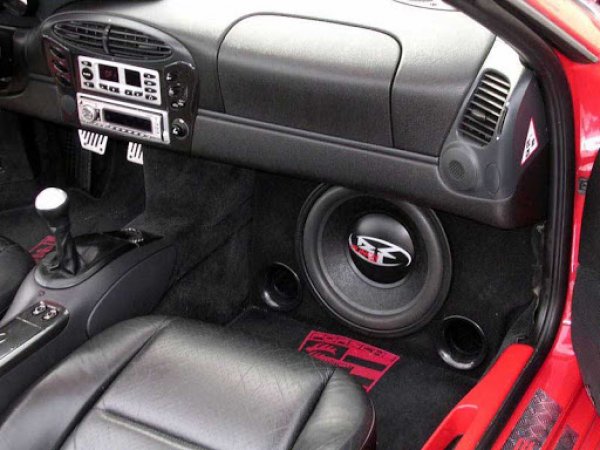 Монтирането на мощна аудиосистема в автомобила трябва да се прави внимателно, но преди това е добре да бъде проверено напрежението. По правило, за подобни случаи се използва по-мощен генератор и съответните кабели, но не всички правят така. Някои включван мощни потребители на ток към стандартната система, заради което натоварването върху генератора моментално се увеличава. И той просто изгаря.