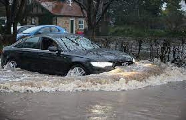 Дъждовете и отсъствието на канализация са причина за образуване на локви по улиците. Ако през тях се мине с висока скорост, капки вода могат да попаднат върху генератора. Влизането на вода в моторния отсек може да има по-сериозни последствия - хидроудар, например. От водата обаче по-често страда генераторът, тъй като прегряват проводниците и други елементи от системата. И се налага този основен елемент да бъда заменен с нов.