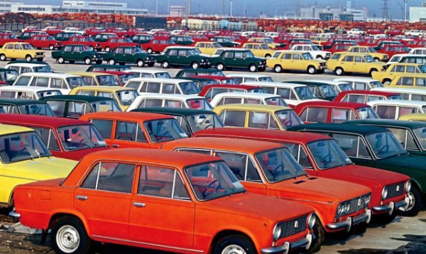 Проектът е реализиран с помощта на FIAT, като се осъществява в град, който по-рано е бил известен като Симферопол. Заради дружбата между народите той е прекръстен в чест на Палмиро Толиати, който в продължение на 38 години е лидер на италианската комунистически партия. Той умира по време на почивка в Крим, а на погребението му в Италия присъства лично лидерът на СССР Владимир Брежнев.