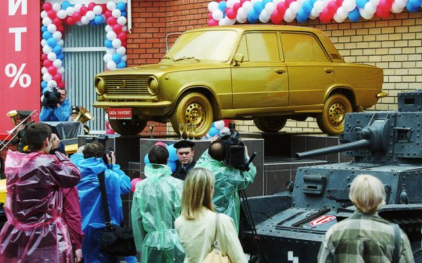 Автомобилът се произвежда до 1988 година, но дори в наши дни все още си има фенове. Хората реставрират своите стари "жигулита" и ги тунинговат. А някои до такава степен са увлечени по тях, че им издигат паметник. На излизане от Москва по посока Волгоград има мраморен постамент, върху който е поставен стар ВАЗ-2101, покрит с бронз.