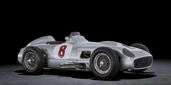 В следвоенната състезателна ера Mercedes превзема пистата с W196 Silver Arrow. Този автомобил печели състезания в Германия и Швейцария през сезон 1954. От него са произведени само 14 бройки.
