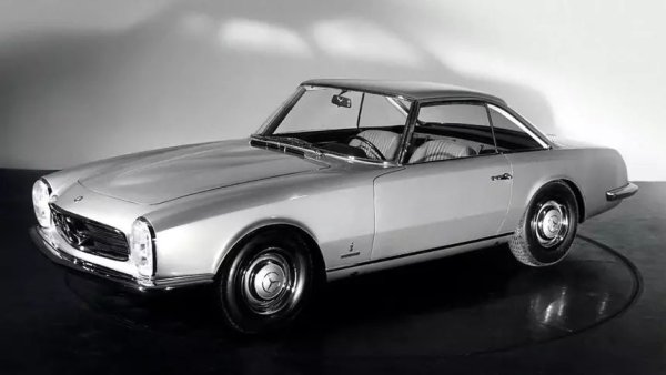 Mercedes-Benz 230 SL официално дебютира през 1963 г. Проектиран е от Пол Брак и създаден според най-високите стандарти, които човек би очаквал. Няколко седмици след пускането на пазара на W113, Pininfarina излиза с идеята да създаде 230 SL Coupe. Така се появява единствената бройка в света. С променен профил и по-отчетлив наклон напред. Отстрани има по-тънки A и C колони и по-изразени ъгли, а отзад - миниатюрни стопове и броня от три части.
