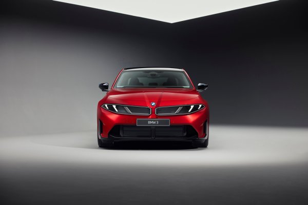 BMW от години обещава да ни остави правото на избор, когато става дума за задвижване, и както виждате, спазва това обещание.
Тук имаме най-новата версия на легендарния двигател B58 - шестцилиндров бензин с обем 3 литра, който обаче вече е съчетан с мека хибридна система и електромотор, който добавя още 18 коня. 
