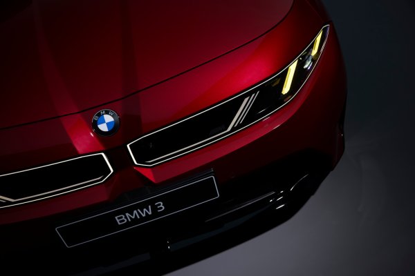 BMW скоро ще хвърли малко светлина и върху следващото M3, но дотогава тъкмо колата, която виждате, си остава върхът в гамата. И като способности, и чисто визуално. Освен злощастните жълти светлини, тя има и характерен преден сплитър, който липсва при другите версии. 
Клиентите на пърформанс моделите получават и тези огледала с приятно интегрирани цветовете на М-поделението, е също и специалните, чисто черни 20-цолови джанти. 
Тази конструкция на джантите може да се поръча и за по-обикновените модели, но не и в черно - така че ако видите това, ще знаете, че става дума за най-спортния вариант. 
