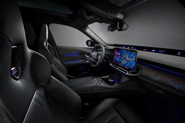 Докато i3, което ви показахме, беше триумф на възобновяемата философия на BMW, с рекордно количество синтетични и рециклирани материали, това М350 ни напомня и за най-качествените естествени материали, които баварците използват, като тази кожа мерино. 
Можете да избирате не само между различни материали, но и между три варианта за волана, и цели четири дизайна за интериора. И между два типа седалки. 
