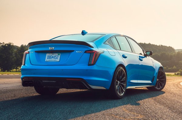 При по-малкият - CT4-V Blackwing, моторът е 3,5-литров битурбо с 6 цилиндъра, който развива 479 к.с. &bdquo;Баткото&ldquo; - CT5-V Blackwing, оборудван с 6,2-литров V8 с 677 к.с., което доскоро го правеше и най-мощния Cadillac в историята. Той обаче беше изместен от Escalade V-Series с неговите 690 к.с.