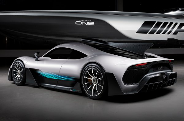 Самата поява на автомобила първоначално беше планирана още за 2019 г., а след това беше отложена за 2021 г. Това обаче не повлия по никакъв начин на търсенето &ndash; всички 275 бройки, всяка на цена от 2,7 млн. евро, бяха продадени още преди дебюта на модела пред публика през 2017 г.

Задвижването на Mercedes AMG-One става с 1,6-литров V6 и 4 електромотора, захранвани от литиево-йонна батерия. Скоростната кутия е 8-степененна &bdquo;роботизирана&ldquo;, като съвкупната мощност е над 1000 к.с. Максималната скорост на хиперколата е 355 км/ч.