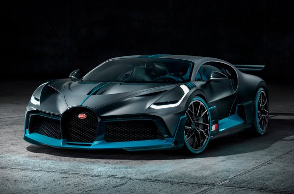 Френската компания е сглобила само 40 пистови хиперколи на цена от 5 милиона евро всяка, като последната бройка беше доставена на клиент през миналото лято. В основата на автомобила е Chiron, но Divo тежи с 35 кг по-малко и има по-развити аеродинамични детайли. Резултатът е по-стабилно поведение в завои, но и по-ниска скорост по права линия.