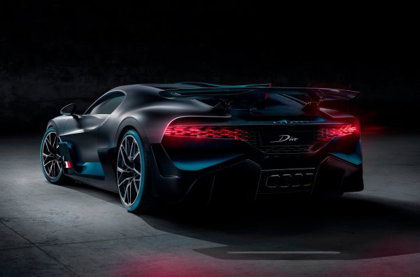 Колата е кръстена на френския състезател Алберт Диво и се различава от Chiron по фаровете, обтекателите на покрива, светлините с триизмерна графика и модифицирания дифузьор с 4 ауспуха. Двигателят &ndash; 8,0-литров W16, развива 1500 к.с. и 1600 Нм, като максивалната скорост е 380 км/ч.