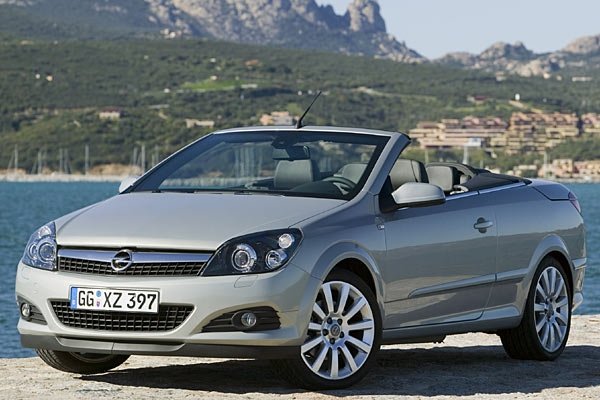 Opel Astra TwinTop, бензин и дизел, 105-200 к.с., цени от около 23 600 евро 
