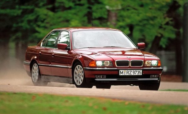 Преди 30 години започна да се продава един от най-стилните премиум седани - BMW 7-Series, поколение E38. Мнозина като цяло смятат тази кола за най-успешния модел на BMW. Култовият статус се затвърждава и от работата му в киното. Това беше превозното средство на Джеймс Бонд на Пиърс Броснан във &bdquo;Винаги ще има утре&ldquo;, както и на Джейсън Стейтъм в първия &bdquo;Транспортер".
