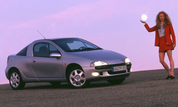 Някога популярен в Европа, компактният, стилен автомобил с три врати не можа да издържи изпитанието на времето. Той е създаден на базата на Opel Corsa и се отличава с младежки дизайн, много малък интериор (2+2 места в салона) и необичаен панорамен заден прозорец. 
