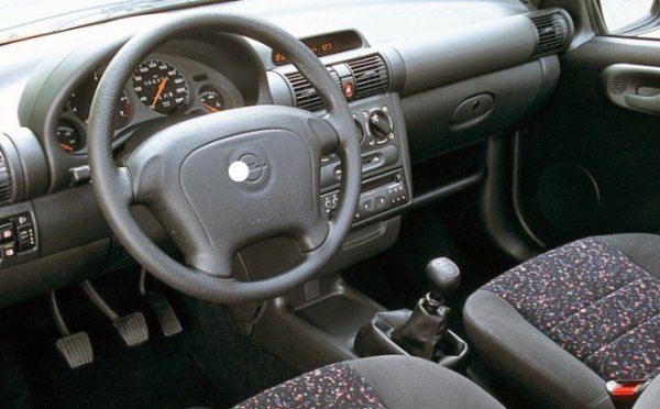 Въпреки динамичния си външен вид Tigra се оказа по-тежка и по-бавна от Corsa, но все постигна търговски успех, като се задържа в производство до 2000 г. През 2004 г. името му беше дадено на съвсем различен модел - компактен кабриолет.
