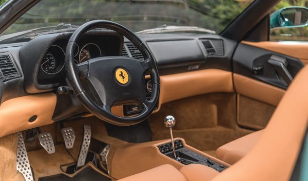 Характеристиките му обаче са доста скромни за съвременните стандарти - максималната скорост е 295 км/ч, а ускорението до 100 км/ч е малко под 5 секунди. Но това беше преди 30 години и сега можем да кажем с увереност, че F355 е един от най-красивите и харизматични автомобили на 90-те.
